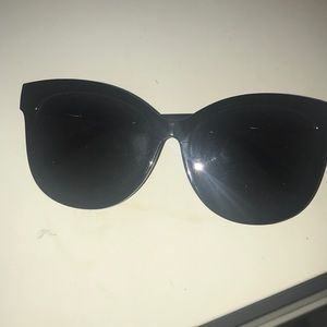Black simple sunglasses